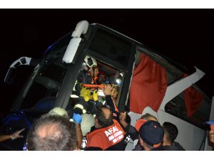 GÜNCELLEME - Polis refakatindeki düzensiz göçmenleri taşıyan otobüs devrildi: 41 yaralı
