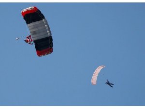 Paraşütler İzmir semalarını süsledi