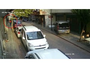 Tırmanarak girdiği evin kapısından yürüyerek çıkan hırsız kamerada