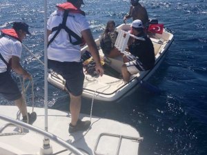 Denizde rüzgara kapılan 3 kişiyi Sahil Güvenlik kurtardı