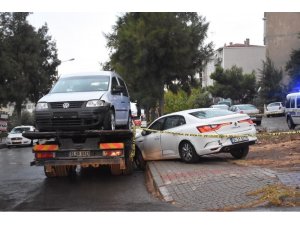 Kaza yapan araçta bıçaklanmış ceset bulundu
