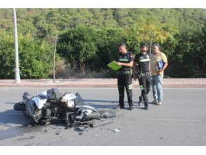 Motosiklet ’U’ dönüşü yapan minibüse çarptı, kaskı bulunmayan sürücü başından yaralandı