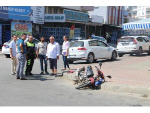Motosiklet ile otomobile çarpıştı: 2 yaralı