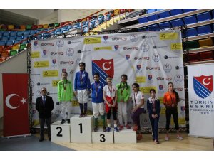 Eskrimcilerden gururlandıran başarı