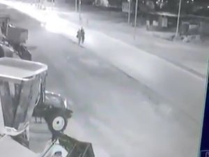 Otomobil yolda yürüyen 4 kişiye çarptı
