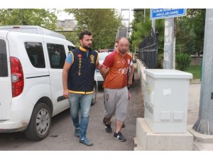 Camide uyuyan vatandaşın yanına sürünerek gidip telefonunu çaldı
