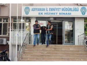 Kadınları döverek cep telefonlarını gasp etti