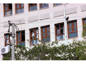 Okulda tehlikeli şekilde perde asan kadınlar yürekleri ağza getirdi