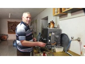 Çaycıdan dövizle örnek mücadele