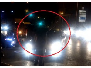 Magandalar trafiğin yoğun olduğu caddeyi kapatarak terör estirdi