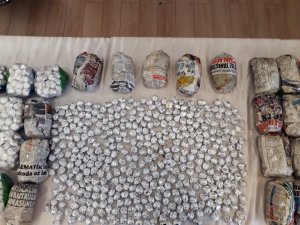 Uyuşturucu torbacısına şok baskın: 3 bin paket esrar ele geçirildi