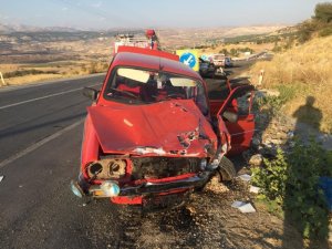 İki otomobil çarpıştı: 3 Yaralı