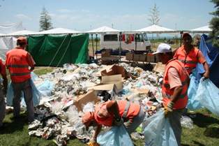 Göl kıyıları adeta çöplüğe dönüştü