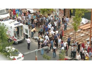 Anne ve kızının üzerine reklam tabelası düştü