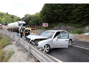 Kaygan yolda kontrolden çıkan otomobil bariyerlere çarptı: 3 yaralı