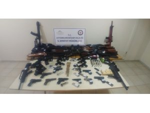 Baskın yapılan ev ve iş yerlerinden adeta cephanelik çıktı