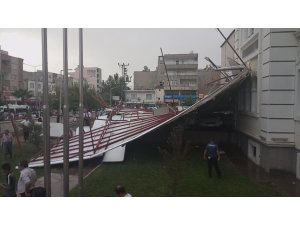 Adıyaman’da şiddetli fırtına çatıları uçurdu