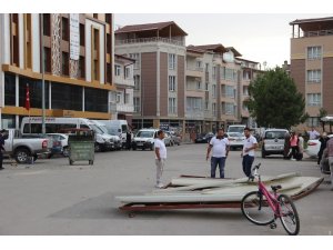 Rüzgarın uçurduğu çatı üç otomobile zarar verdi