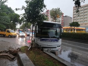 Aydın’da halk otobüsü refüje çarptı; 3 yaralı