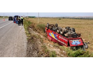 Üzüm yüklü kamyon tarlaya uçtu: 2 yaralı