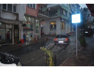 Aniden bastıran sağanak yolları göle çevirdi