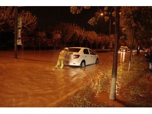 İstanbul’da araçlar yağmur sularında mahsur kaldı