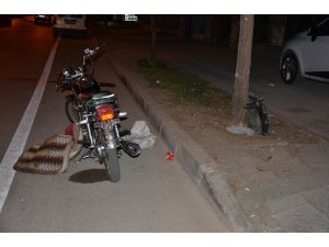 Kamyonetin radyatörünü çalan 2 şüpheli motosikletle kaçarken yakalandı.