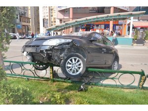 Kontrolden çıkan araç bariyere çarptı