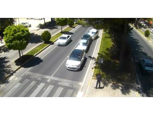 Sol şeritte durarak yayaya yol vermek isteyen sürücü kazaya neden oldu