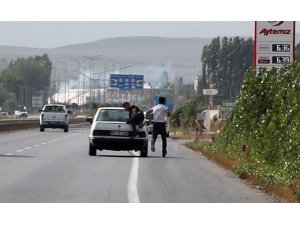 Benzin istasyonuna otomobili böyle soktular