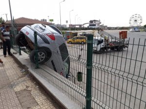 Sürücü adayı otomobille 3 metreden aşağı düştü