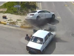 İki araç çarpıştı, kemer takılı olmayan sürücü dışarı fırladı