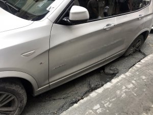 Beyoğlu’nda yol çöktü, cip içerisine saplandı