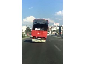 Yan giden kamyon korku dolu anlar yaşattı