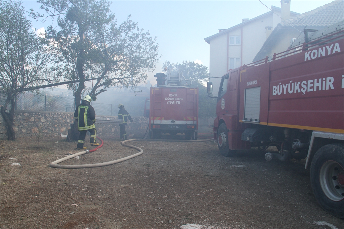 Babaevini ateşe verip itfaiye ekiplerine silah doğrulttu