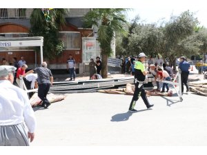 Namaz sırasında gölgelik devrildi: 1’i ağır 3 yaralı