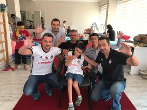 Beşiktaşlı özel çocuğun forma sevinci