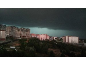 Kastamonu’yu vuran dolu yağışı öncesi kara bulutlar gökyüzünü böyle kapladı