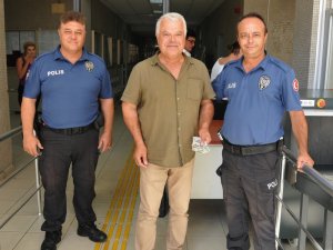 Polis adliye koridorunda bulduğu parayı sahibine teslim etti
