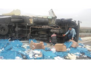 Tatlı yüklü kamyon yola devrildi