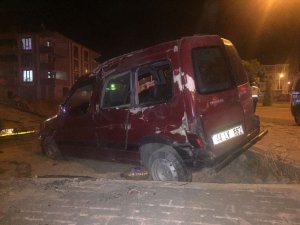 Hafif ticari araç tarlaya uçtu: 6 yaralı