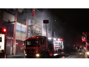 Bayrampaşa’da çorap fabrikasında yangın