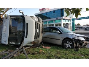 Samsun’da otomobil ile kamyonet çarpıştı