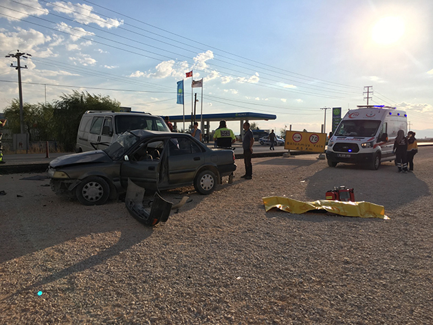 Konya'da otomobil ile minibüs çarpıştı: 2 ölü, 3 yaralı