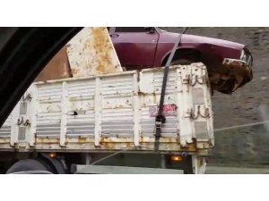 Kasasında hurda otomobil taşıyan kamyon, görenleri şaşırttı
