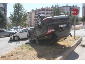 Elazığ’da iki otomobil çarpıştı, biri takla attı :4 yaralı
