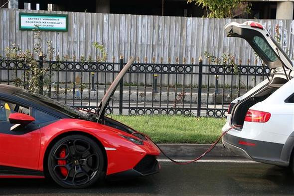 3,5 milyon liralık lüks araç yolda kaldı!