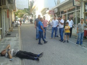Yaşlı adamı sokak ortasında döverek hastanelik ettiler