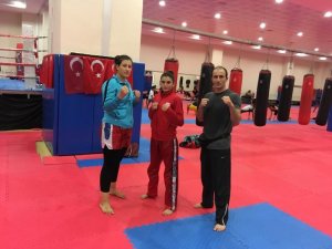 Balıkesirli bayan Kick Bokscular altın madalya peşinde