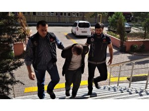 Polisi görünce uyuşturucu maddeyi yere attı